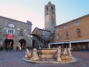 42 Piazza Vecchia con la fontana del Contarini , Palazzo della Ragione e Torre Civica